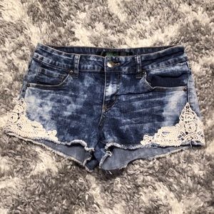 Thread market acid wash crochet detail jean mini shorts